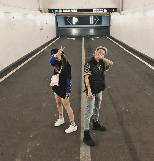 徐梦洁和杨芸晴一起玩自拍,灰色印花长袖衫内