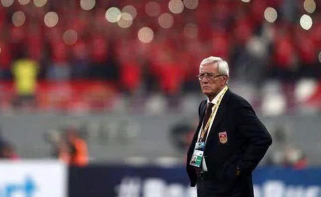 里皮西装牛仔裤坐广州路边闲聊,却没人上前合