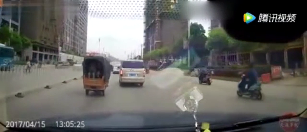 司机老远就开始踩刹车，反被电动车一顿埋怨