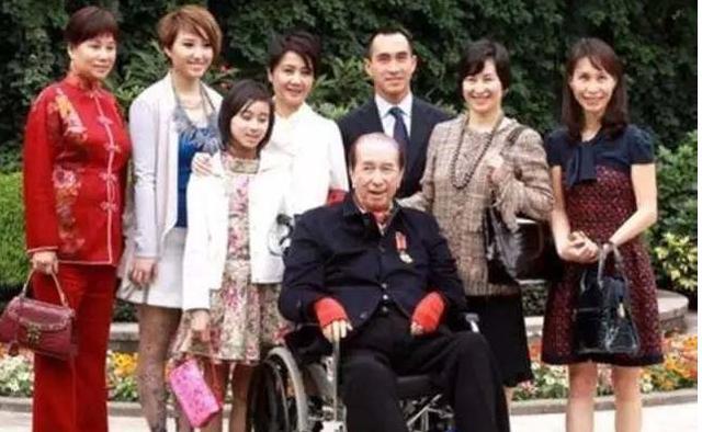 有4个老婆17个子女的他，豪车挂香港一号车牌，96岁坐保姆车出行