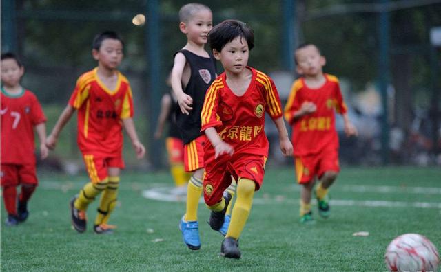 中国足球好好学学!18年前他们的一个青训计划