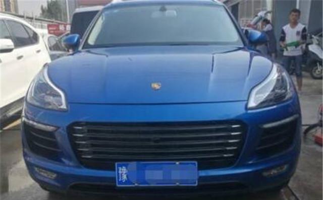 小伙开80万的豪车去洗车, 看到方向盘那一刻, 洗车工偷偷笑了!