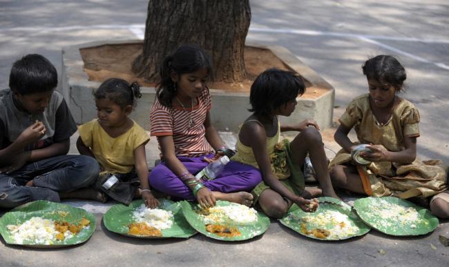 贫困地区孩子们吃饭的表情 全世界人看得好心