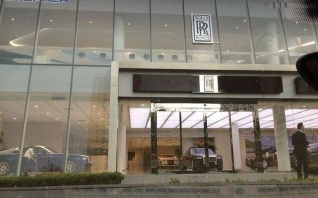 土豪小伙买劳斯莱斯古斯特, 车上的窗帘就近20万