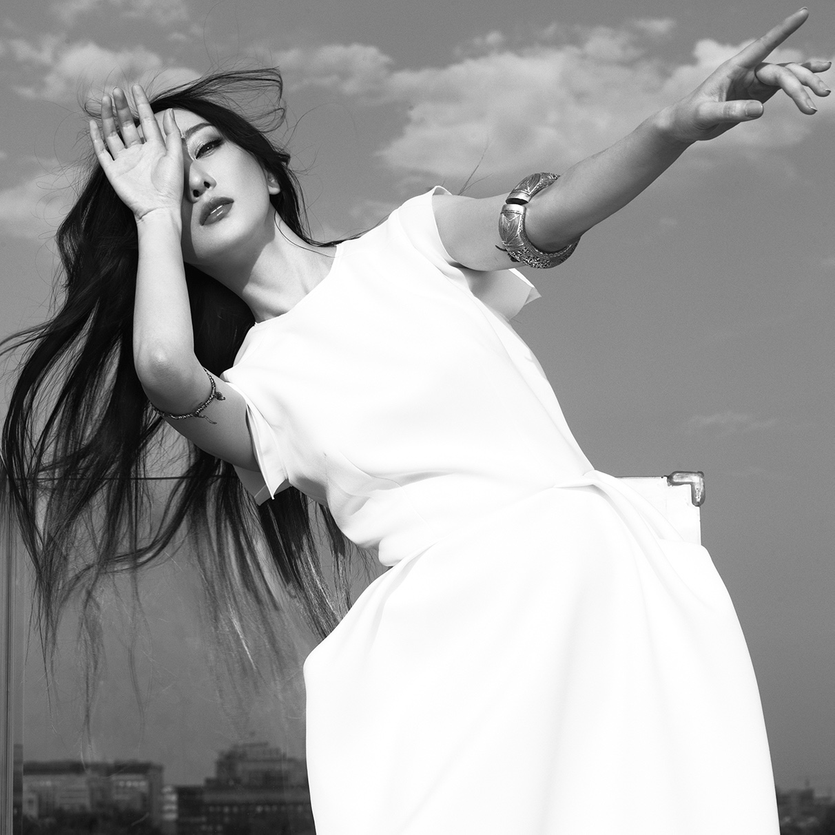 萨顶顶演唱《香蜜沉沉烬如霜》片尾曲《左手指月》MV唯美上线