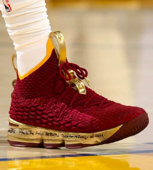 詹姆斯今天换上了酒红金配色的LeBron 15