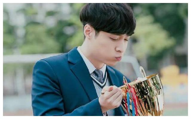 明星花式吃泡面,鹿晗站桥上吃,宋茜被绑着吃,但