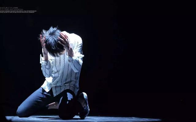 四字弟弟生日快乐!TFBOYS全员成年,王源表情