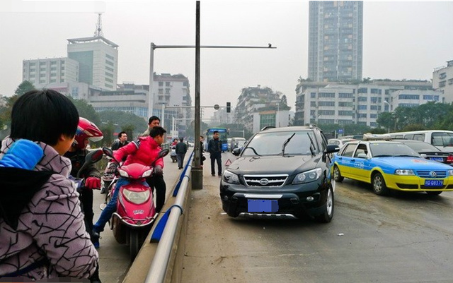 公路小坦克比亚迪S6追尾本田轿车，结果BYD车前轴却被撞断