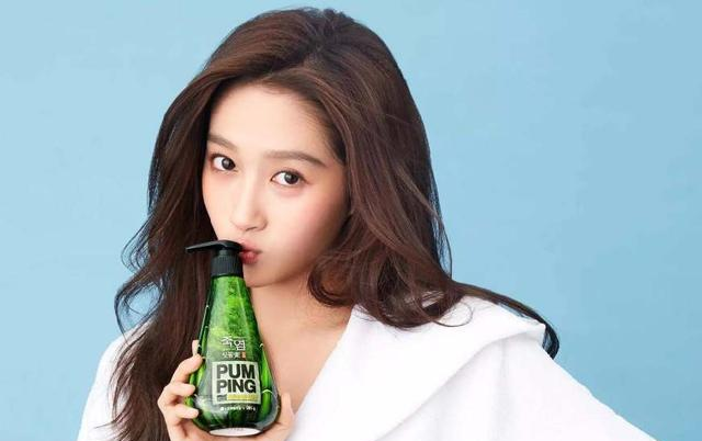 关晓彤在学校被多次偶遇,是名副其实的一个学