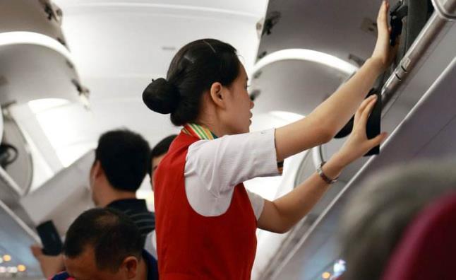 坐飞机时,空姐为何会经常走动?3个原因,真的很