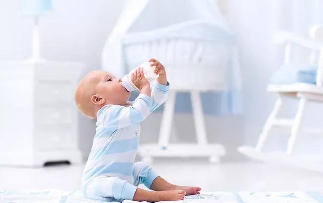 什么时候辅食能彻底代替一餐奶?