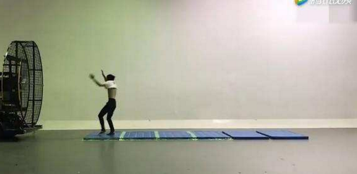 小伙作死模拟台风实验,轻松将成年人吹飞,事实