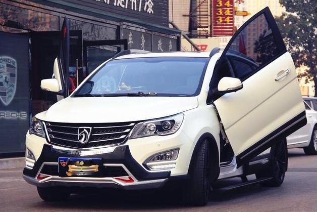 车主花十几万改装宝骏560，拉手门改成剪刀门，妹子和交警都爱它