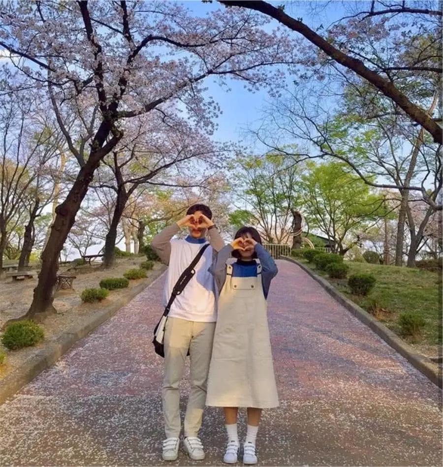 他就是看不惯你和异性的互动,男生3个悄悄地吃