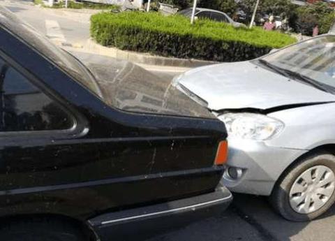 丰田花冠追尾桑塔纳 德系车和日系车的差距真见识了