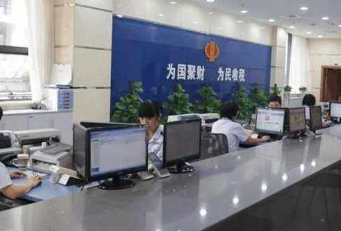 女子刮发票刮中十万,去税务局兑奖,工作人员却