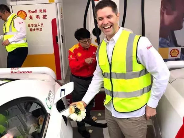 加油站里装充电桩?两桶油与国家电网的未来大佬之争!