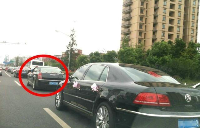 结婚借豪车撑面子, 百万豪车放后面凑数, 却让30万的车做头车!
