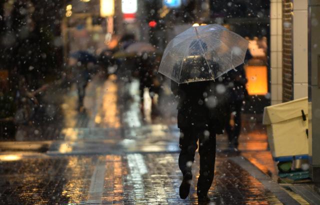 为何下雨天日本人会独爱透明伞呢?真是既实用又浪漫