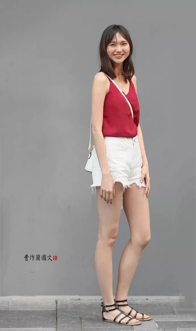 街拍:穿清凉短裤展示大长腿的美女
