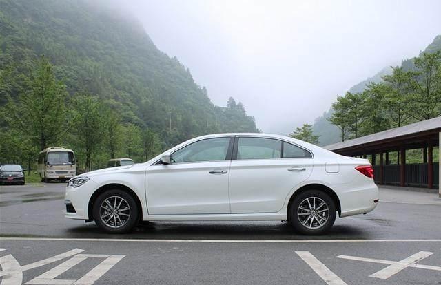 最失败的国产车,因名字没取好,仅售7万,仍无人问津!
