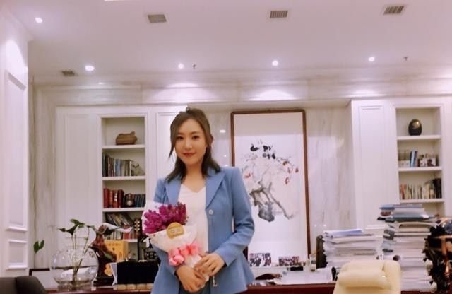 贵州恒丰女老板高调炫富!把队徽纹在大腿上,身