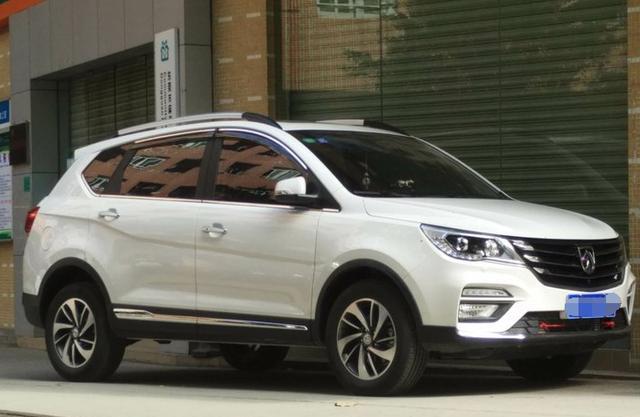 屌丝男提宝骏560，高速上扬眉吐气，刚进村口就蔫了