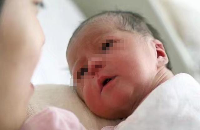 满月宝宝经常吐奶口中还吐泡泡,竟然是得了这