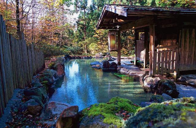 去日本泡温泉规矩多,除了需要全裸泡,还要注意