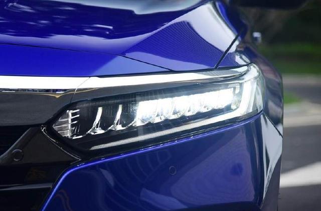 最美中级轿车，外观媲美奔驰E级，配全景天窗售17万，后悔买迈腾