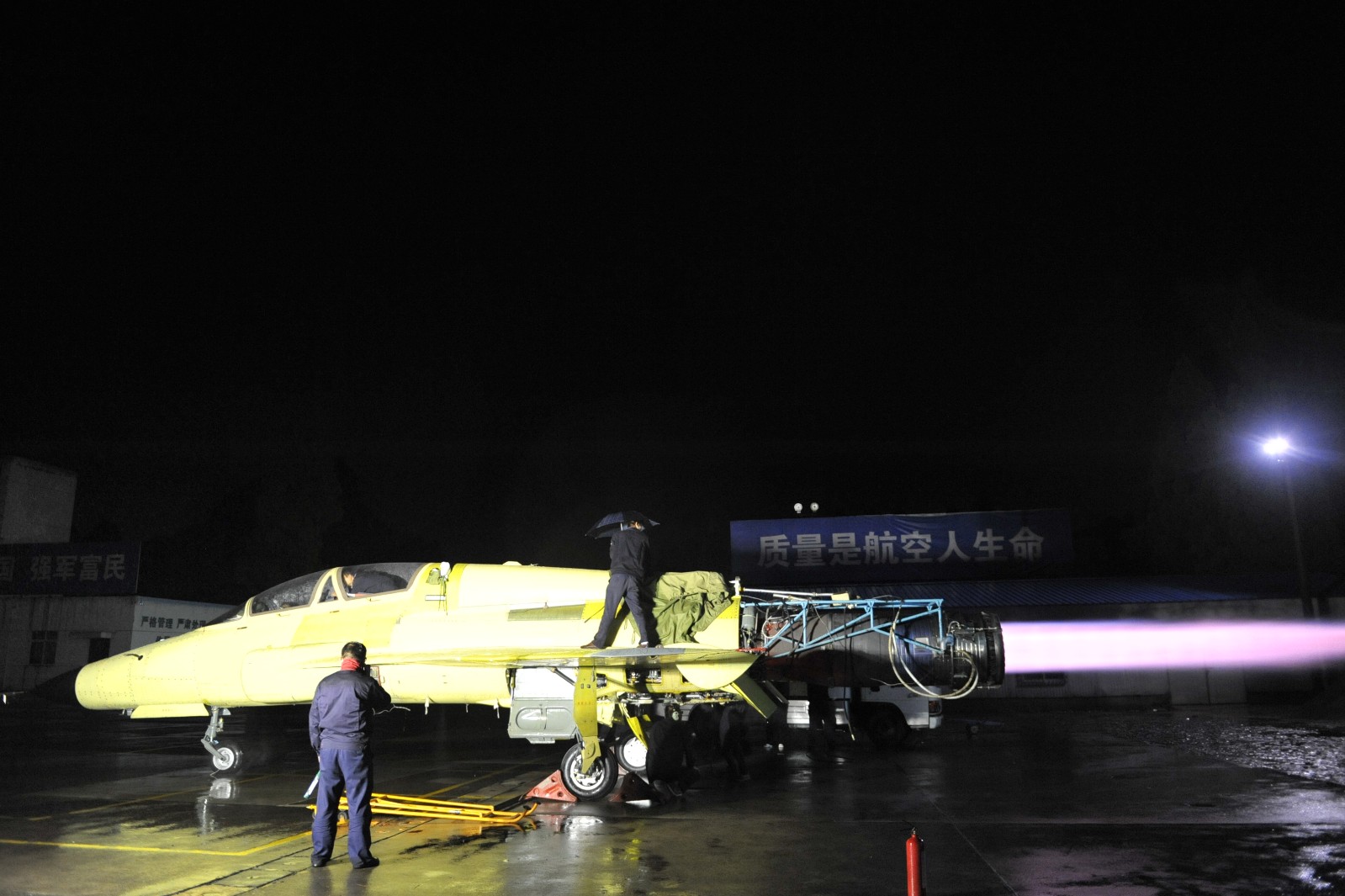 航空工业FTC-2000G飞机夜间发动机开车试验