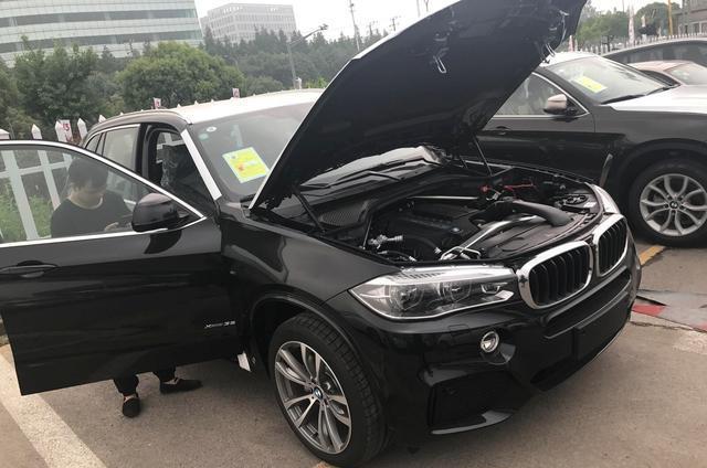 95后小伙大学刚毕业就提宝马X5, 坦言和保时捷卡宴不相上下!