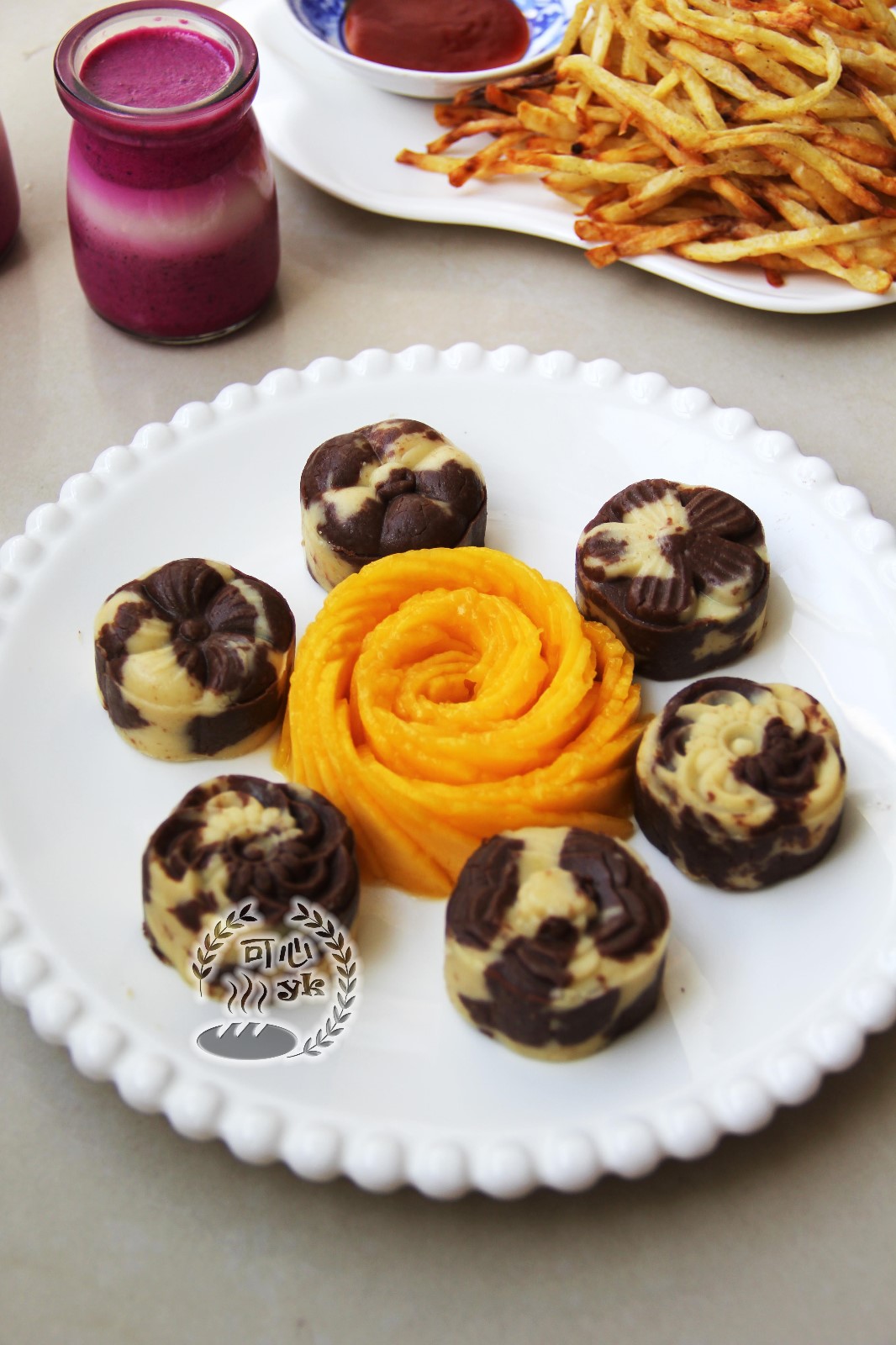 巧克力绿豆糕、芒果、红心火龙果渐变慕斯、烤