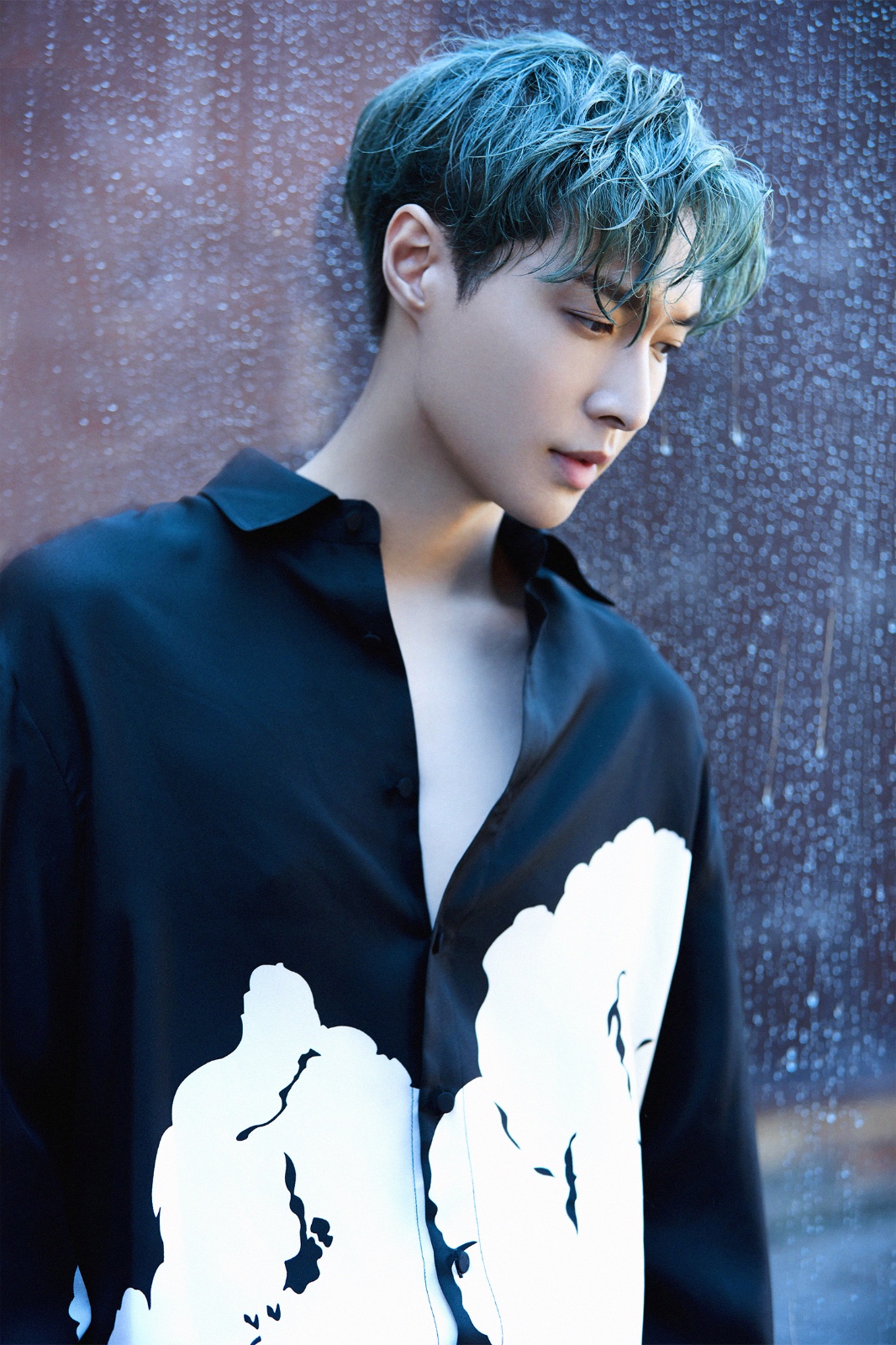 张艺兴新歌MV全球首发露人鱼线 24小时横扫5