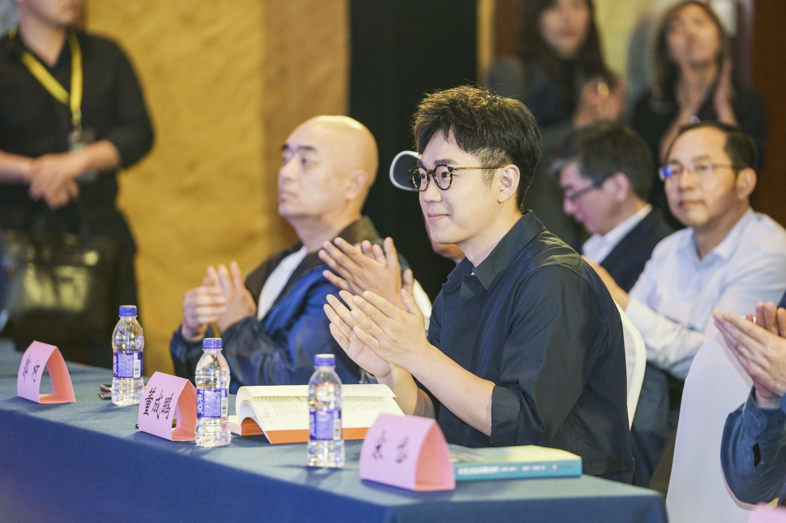 大鹏亮相北京国际电影节论坛 坦诚分享一路创