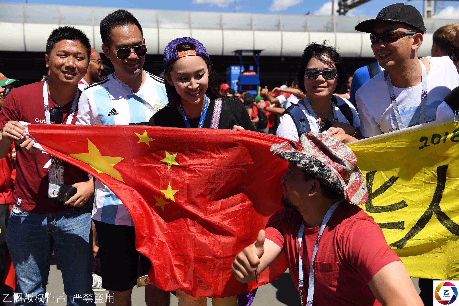 世界杯志愿者中国女孩,因太美常被球迷搂着拍