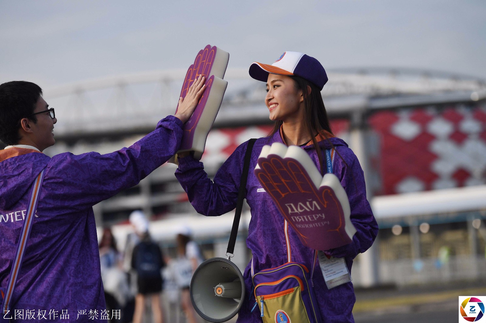 世界杯志愿者中国女孩,因太美常被球迷搂着拍