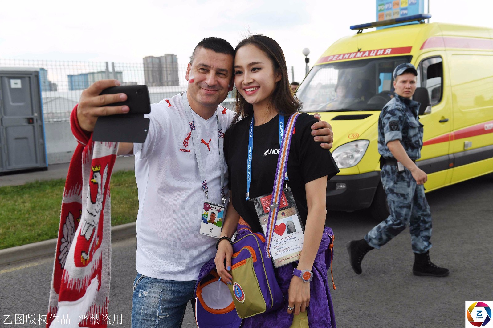 世界杯志愿者中国女孩,因太美常被球迷搂着拍