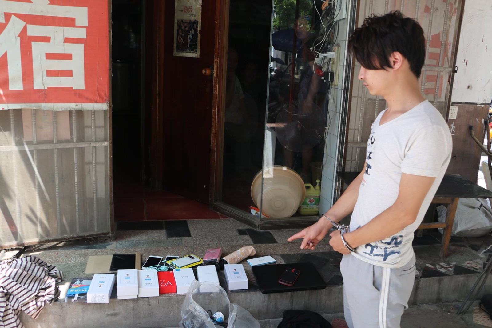 90后男子刚刚盗窃被判缓刑 又因盗窃被拘留