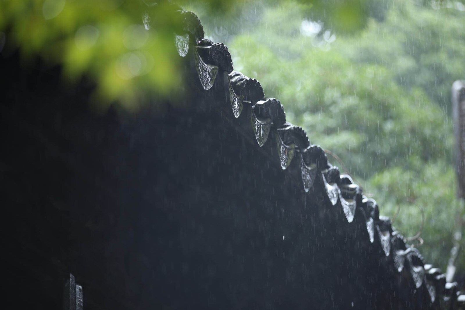 江南的雨和江南的瓦当,一副唯美的中国风