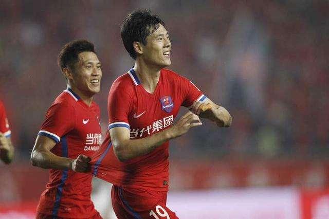 旧病复发?黄油手、踹门柱、掐队友…喝水哥已