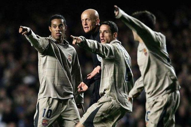 光头裁判科里纳,15天头发全部脱落,因80万欧元