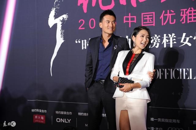 何洁在演唱会上公开介绍刁磊，绯闻男友同在舞台上！