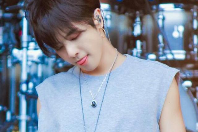 天娱传媒艺人结伴上热搜?张新成朋友圈被曝光