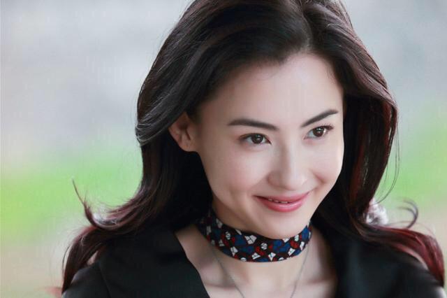 低眉浅笑,简单挑眉,那个微表情都如此令人陶醉.