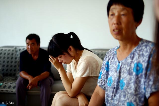 家里拆迁弟弟说我是外人不能分财产,父母老了