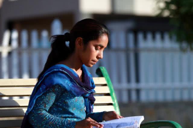 巴基斯坦姑娘来上海旅游,一周后着急回国,哭喊