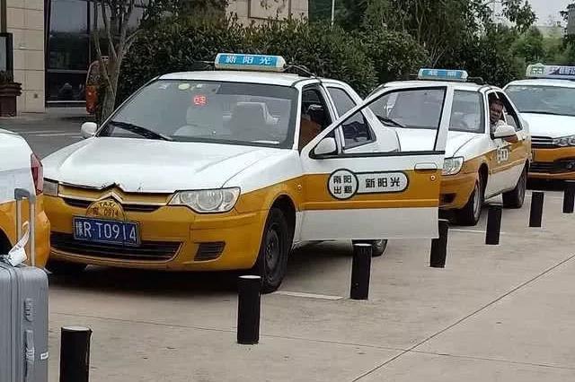 网友爆料:南阳疑似黑出租车在机场乱收费,还威