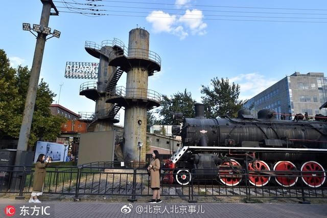 时髦文青趁大美秋天去798拍照 北京艺术气氛最